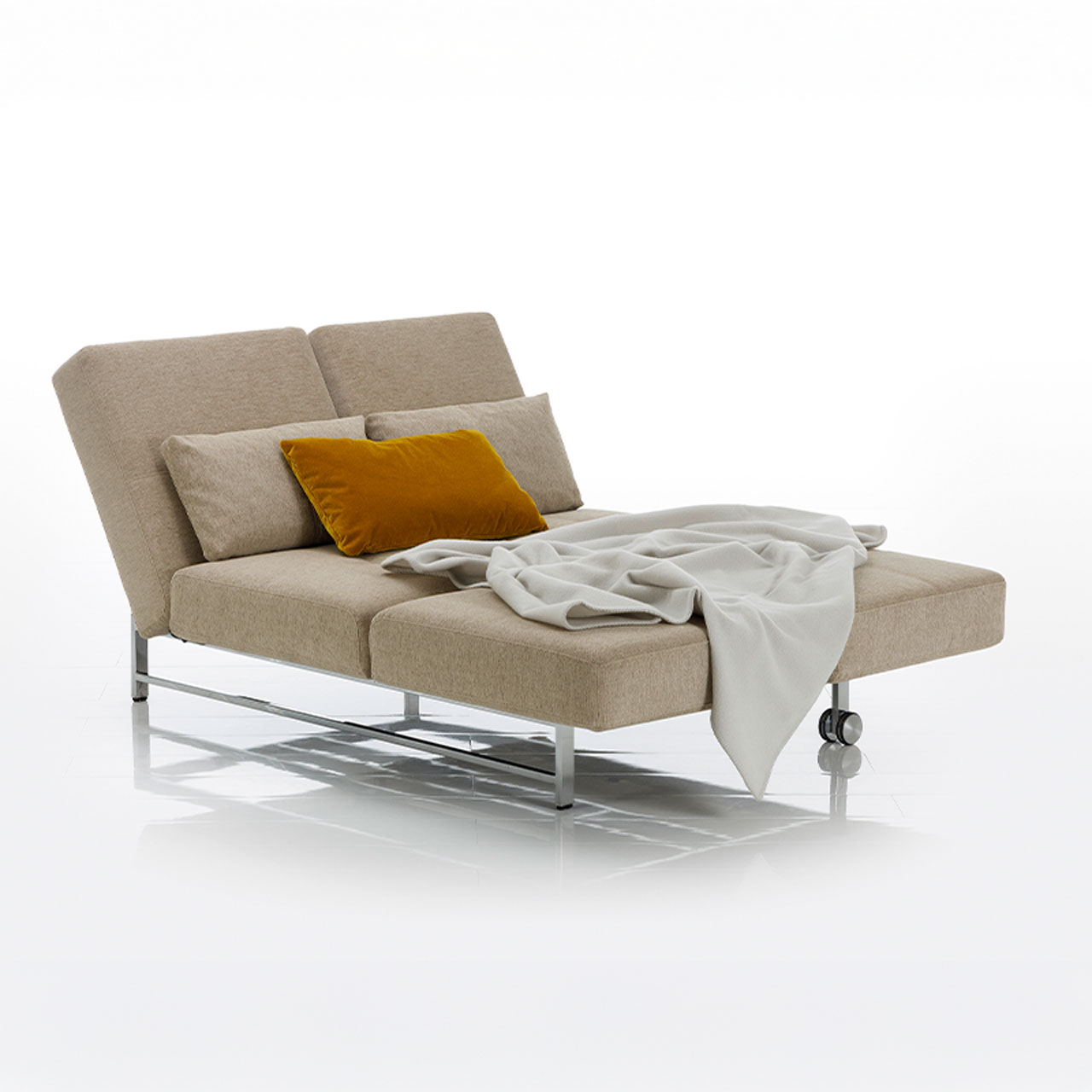 Zur Liegefläche aufgeklapptes Schlafsofa in beigem Stoff.