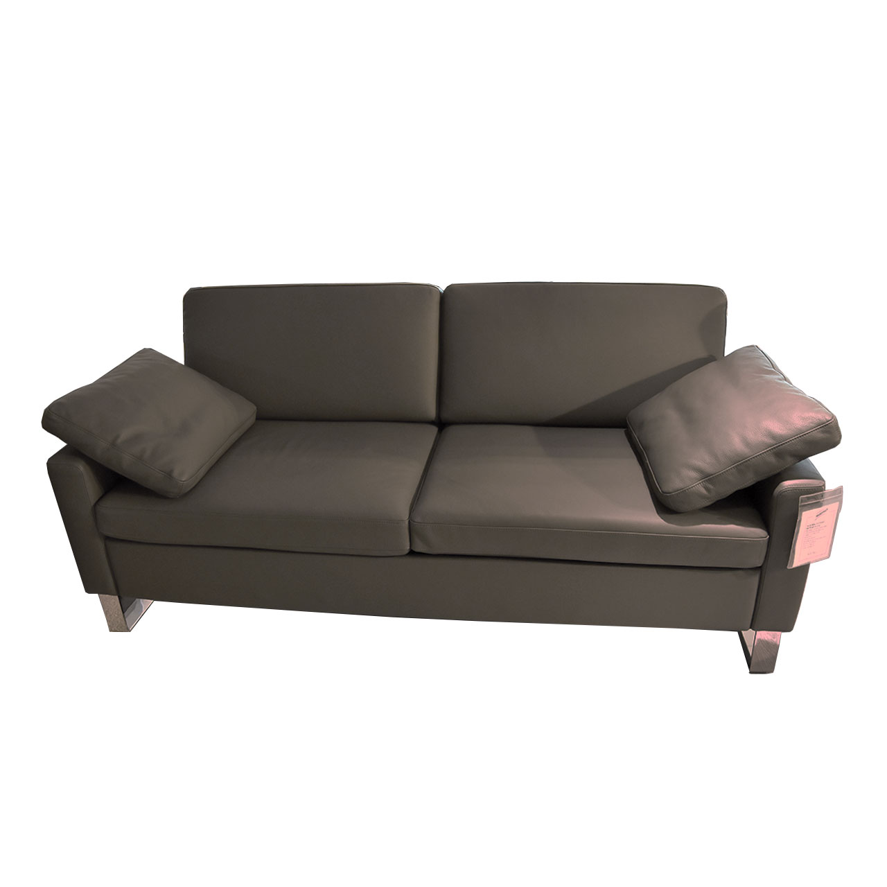 Ledersofa mit zwei SItzplätzen und zwei Armlehnkissen. Mit Metallkufen verchromt glänzend.