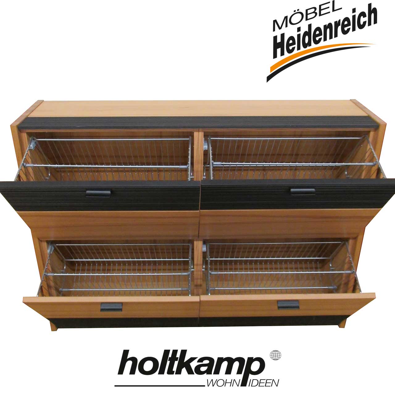 Gleicher Schuhschrank geöffnet mit Blick auf die Fächer.