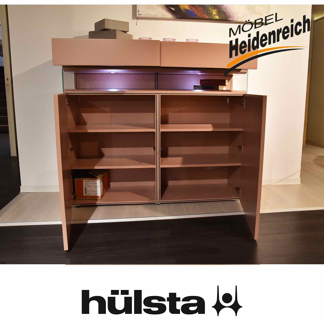 Geöffnetes Highboard zeigt hinter den unteren Türen insgesamt sechs Fächer.