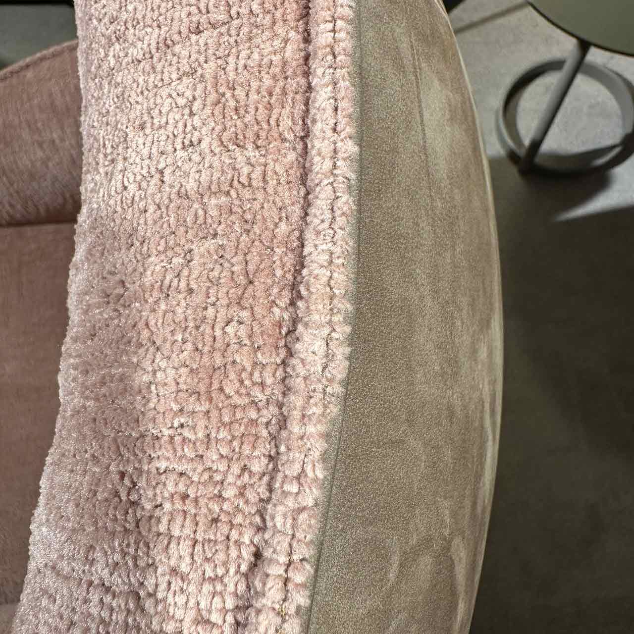 Detailfoto des Bezugs: vorne ein flauschiger heller Bezug, hinten ein Nubukleder Cappuccino Farbton