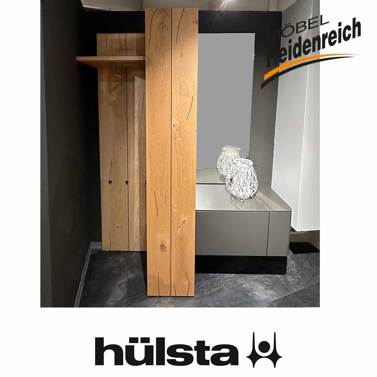 Helles Holz-Garderobenpaneel links mit Hutablage, rechts daneben Garderobenschrank mit rustikaler Holzfront, rechts daneben großer Spiegel mit hängendem grauen Schränkchen.