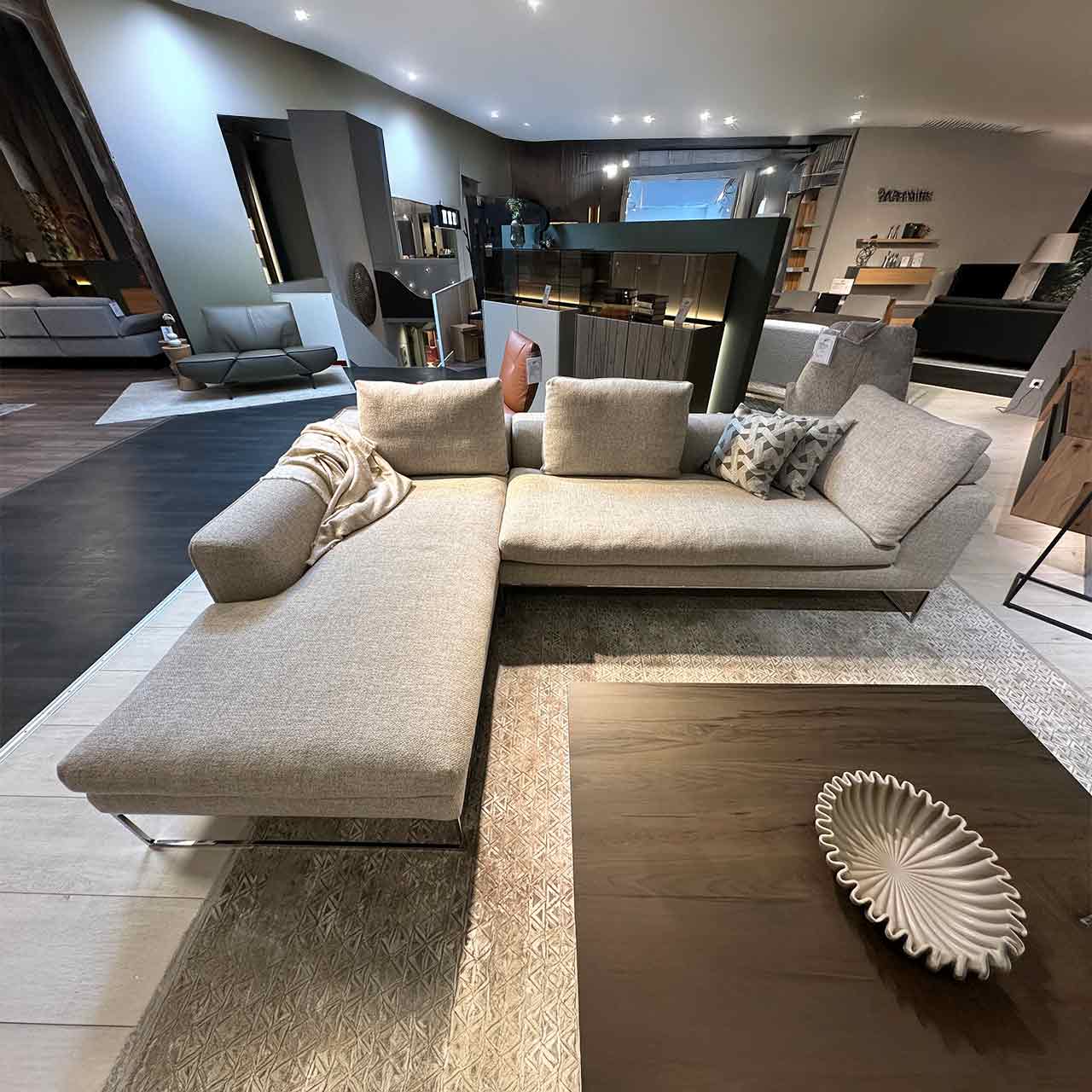 Gleiches Sofa aus anderer Position (frontal) fotografiert.