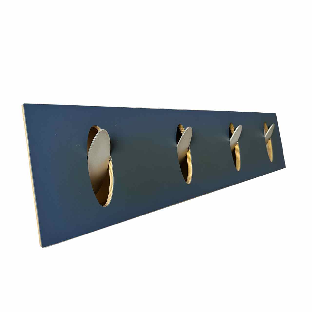 Schmale blaue Hänge-Wandgarderobe mit vier alufarbigen Haken.
