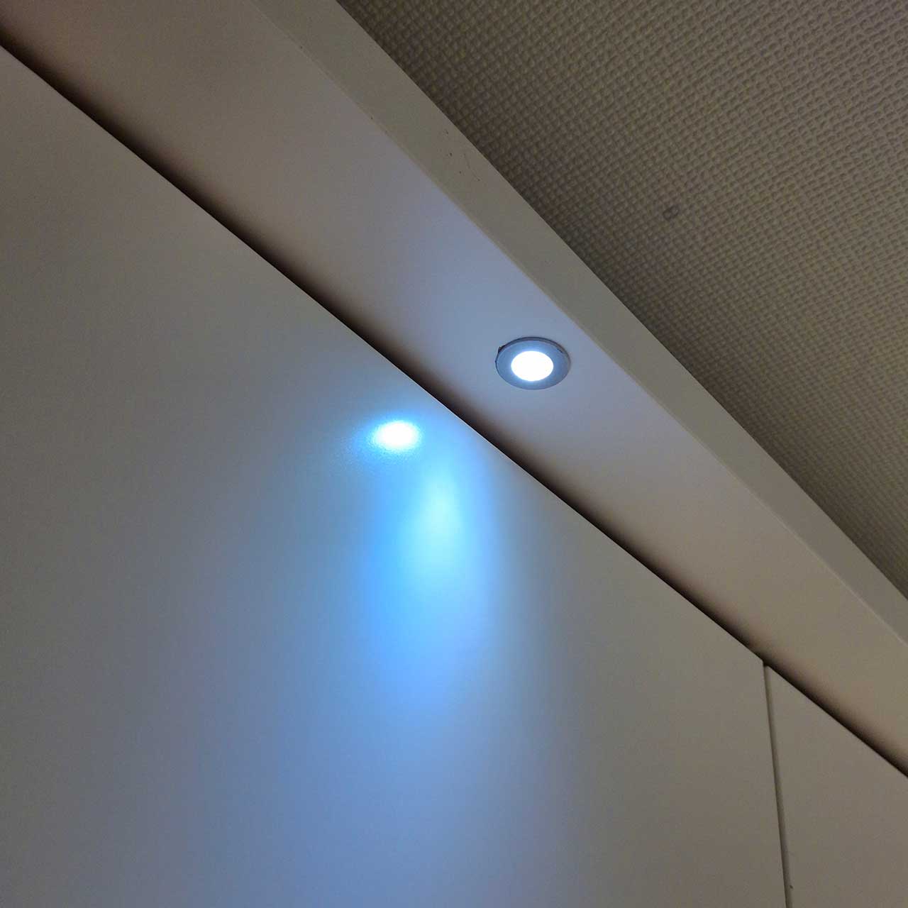 Detailaufnahme eines der runden Beleuchtunsspots am Kranz oben.